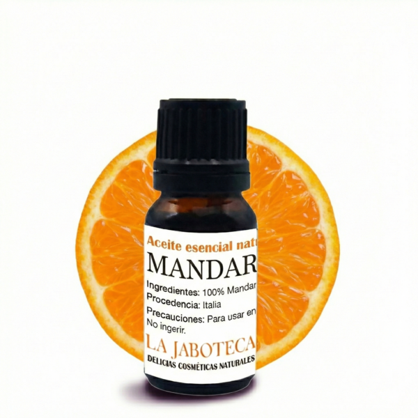 Frasco de vidrio ámbar con aceite esencial de mandarina pura junto a cáscaras de mandarina fresca sobre un fondo neutro